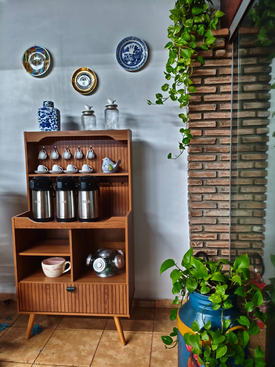 Área de convivência interna com sofás e decoração aconchegante